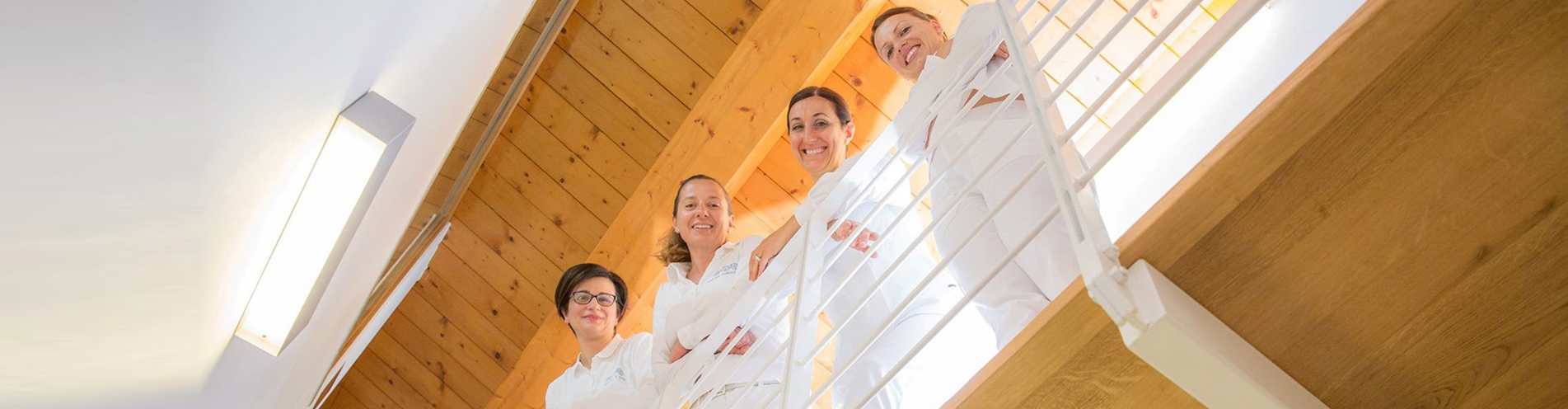 Lo staff del Centro Medico Apollonia sorridente sulle scale della struttura