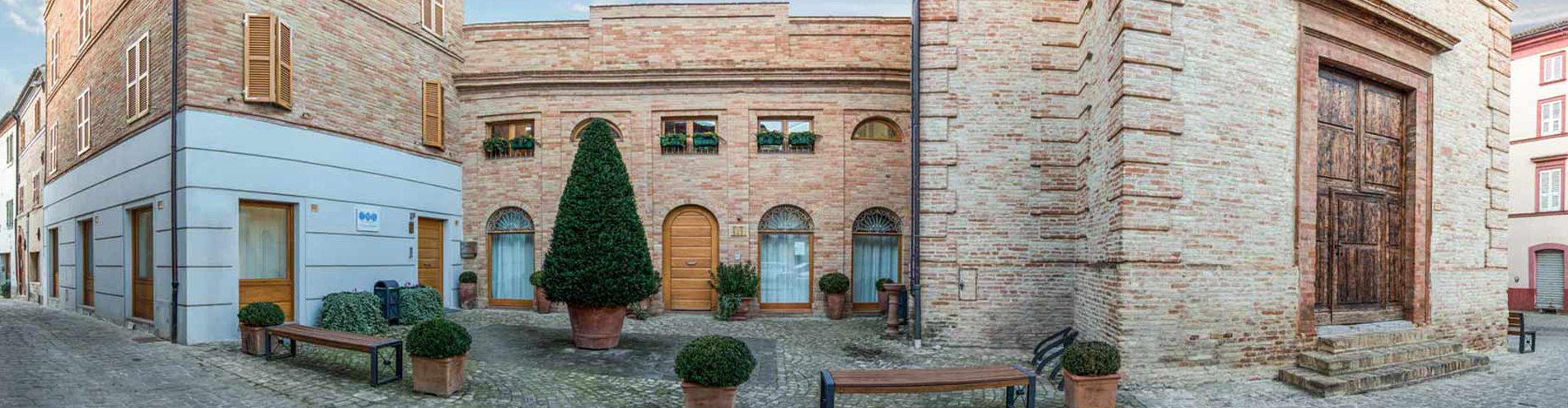 La piazzetta del centro storico di Urbisaglia su cui si affaccia il Centro Medico Apollonia