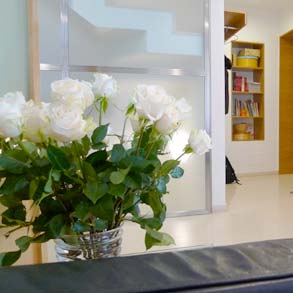 Rose bianche nell'ingresso del Centro Medico Apollonia